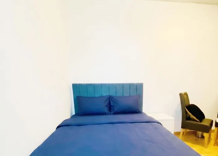 Διαμέρισμα Cozy 3br Apartment, 6 Minutes To The Train Station For Short & Long *